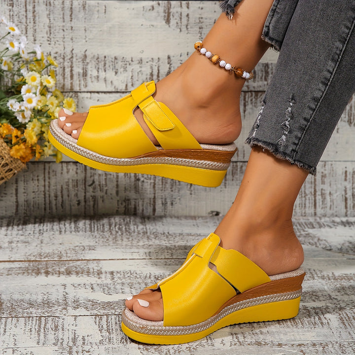 Open-toe women's sandals, stylish and comfortable casual flats for versatile summer fashion.