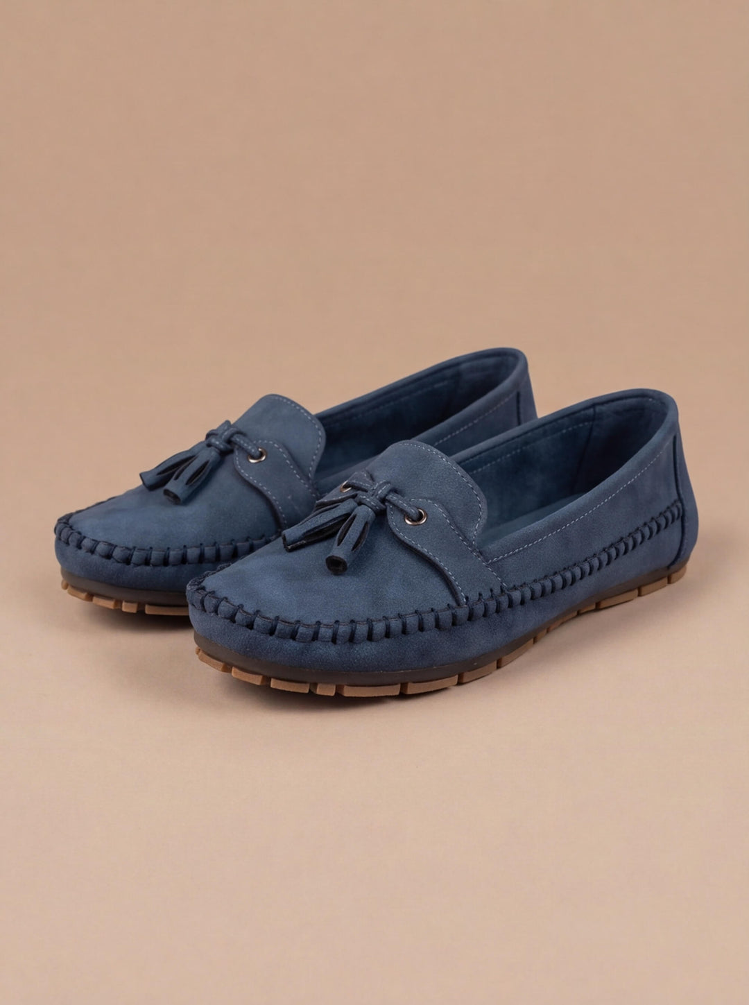 Women's casual tassel moccasin loafers in a classic style, perfect for comfortable everyday wear.