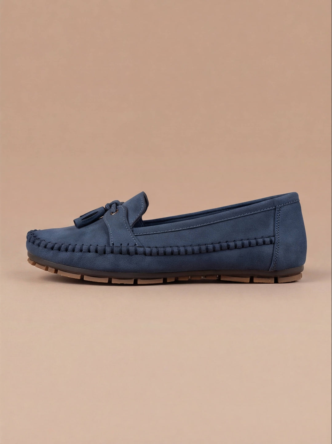 Comfortable women's slip-on flat loafers with elegant tassels, ideal for versatile smart casual outfits.