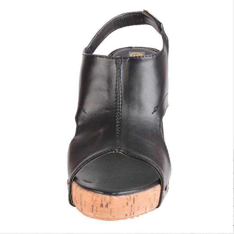 Fashionable women's summer shoes: wedge heel sandals for a chic look