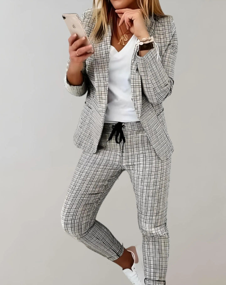 Stylish women's two-piece set: a tailored blazer and matching trousers for semi-formal or casual wear.