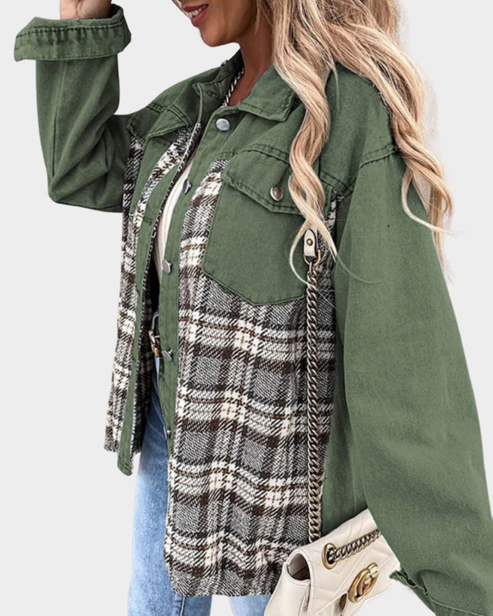 Amélie women's denim jacket with long sleeves & button front, perfect for everyday style.