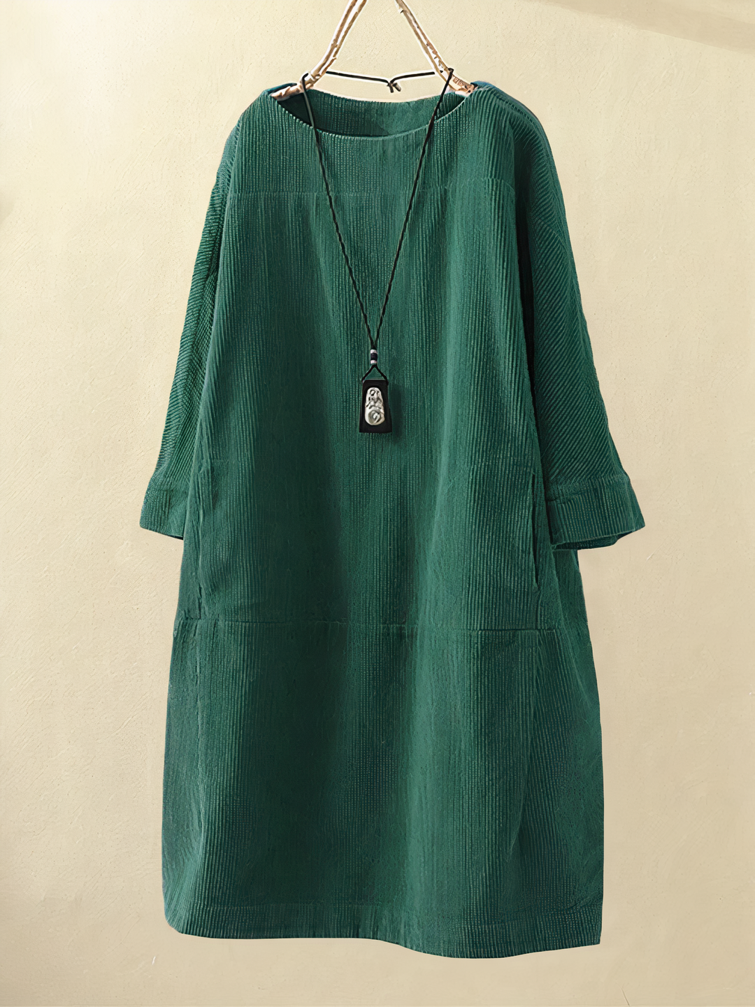 Elegant women's midi dress with practical pockets & comfortable 3/4 sleeves. Great for casual everyday style.