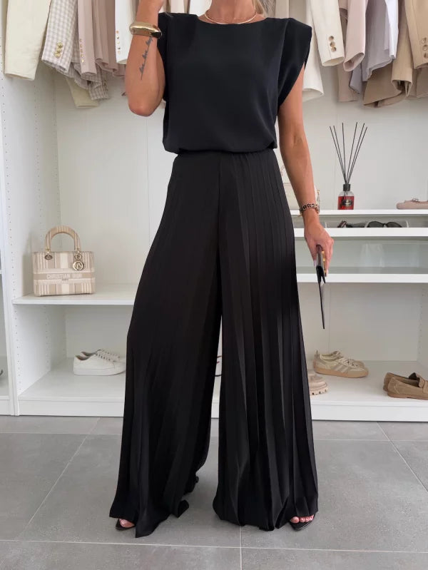 Chic women's matching set: a short-sleeve pleated top and comfortable, flowing trousers.