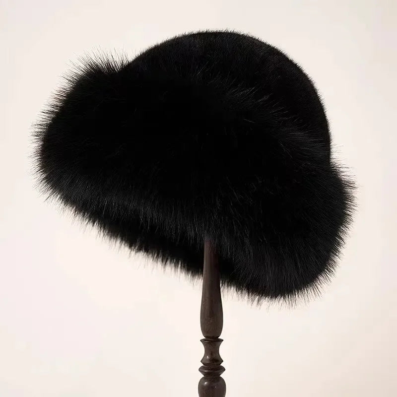 Stylish headwear: women's spring beret hat, a versatile fashion accessory for warm weather.