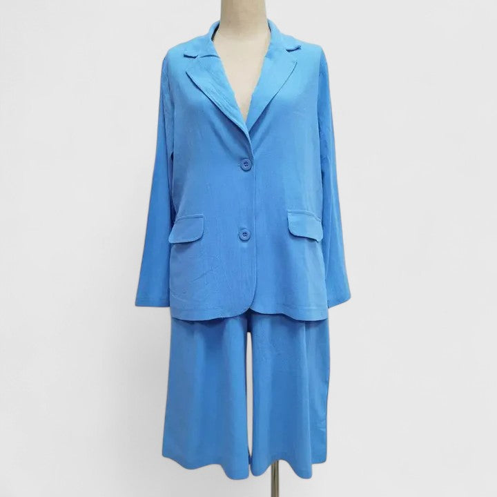 Comfortable & chic women's summer blazer & tailored Bermuda shorts set for stylish, versatile wear.