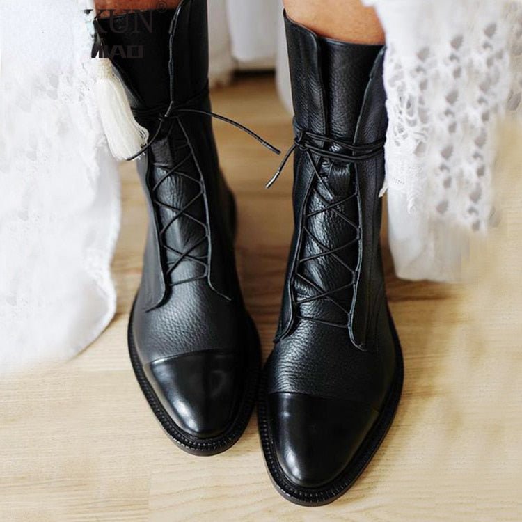 Stylish women's black lace-up ankle boots, perfect for a classic and versatile look. Durable footwear.