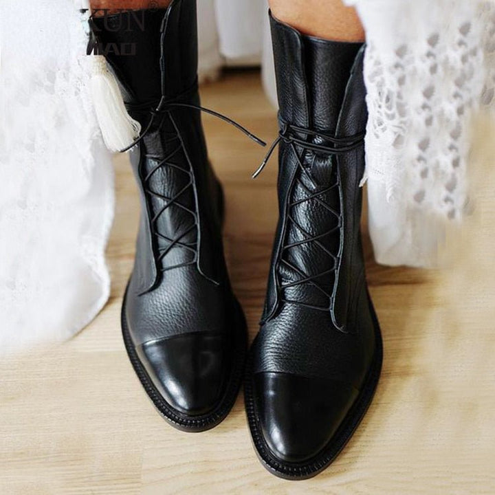 Stylish women's black lace-up ankle boots, perfect for a classic and versatile look. Durable footwear.