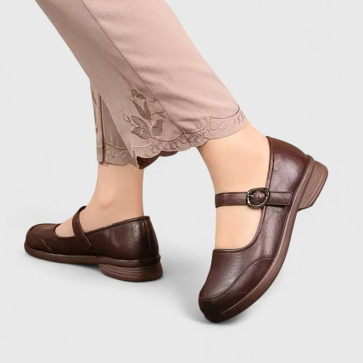 Pair of women's flat buckle shoes, ideal for everyday spring and summer activities