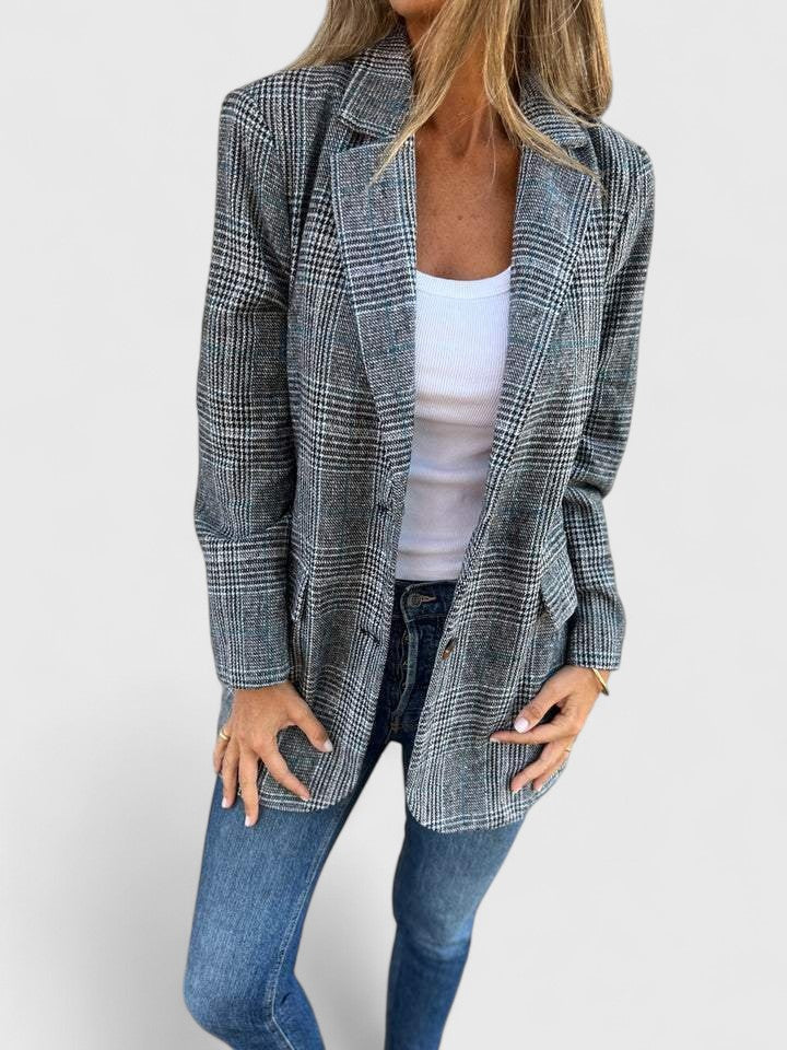 Classic women's plaid oversized blazer, boyfriend style, offering comfortable elegance for any occasion.