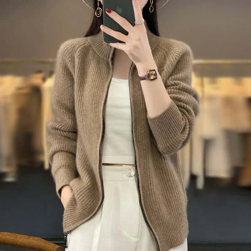 Practical and cozy women's zip-front sweater, an essential piece for cold weather.