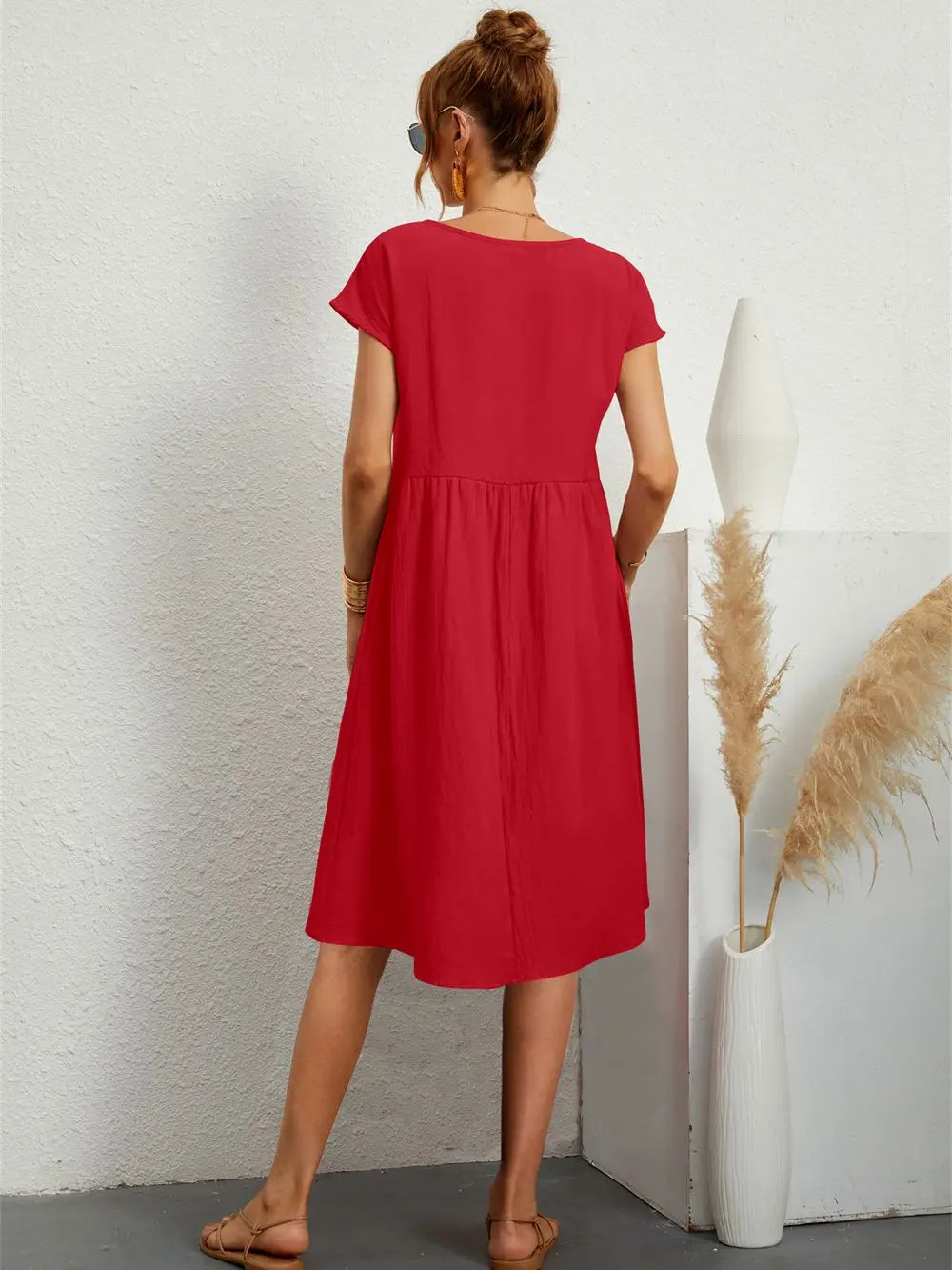 Chic women's midi dress, comfortable for all-day wear, featuring convenient side pockets.