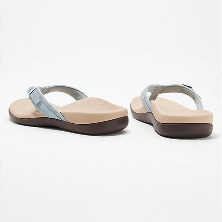 Non-slip women's flip flops in PU material, ideal for beach or poolside comfort.
