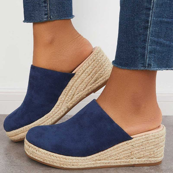 Women's comfortable everyday slip-on flat sandals, perfect for casual summer wear and versatile spring fashion.