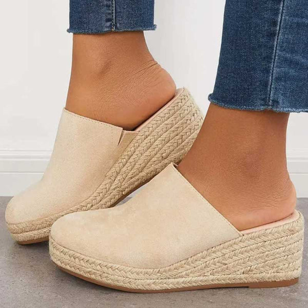 Stylish women's casual flat sandals, ideal for everyday wear, beach outings, and versatile summer footwear.
