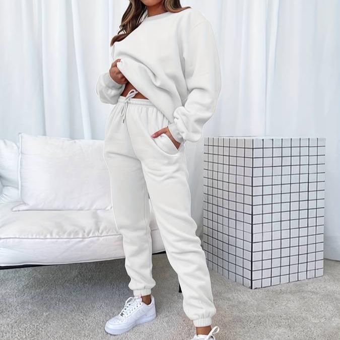 Casual women's outfit: long-sleeve sweatshirt and matching joggers for ultimate comfort.