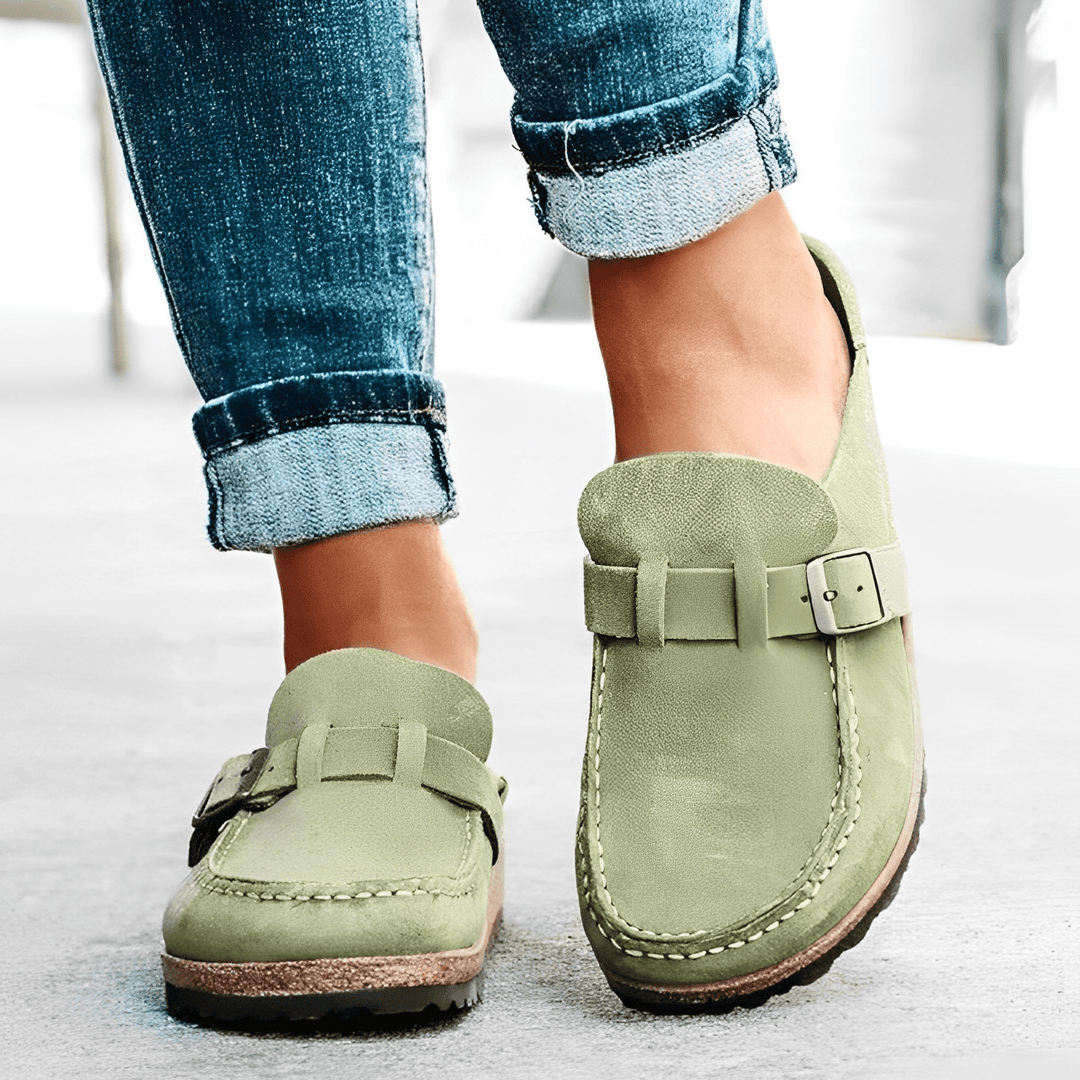 Close-up of the orthopedic sole in women's mules, highlighting ergonomic design for maximum support & comfort.