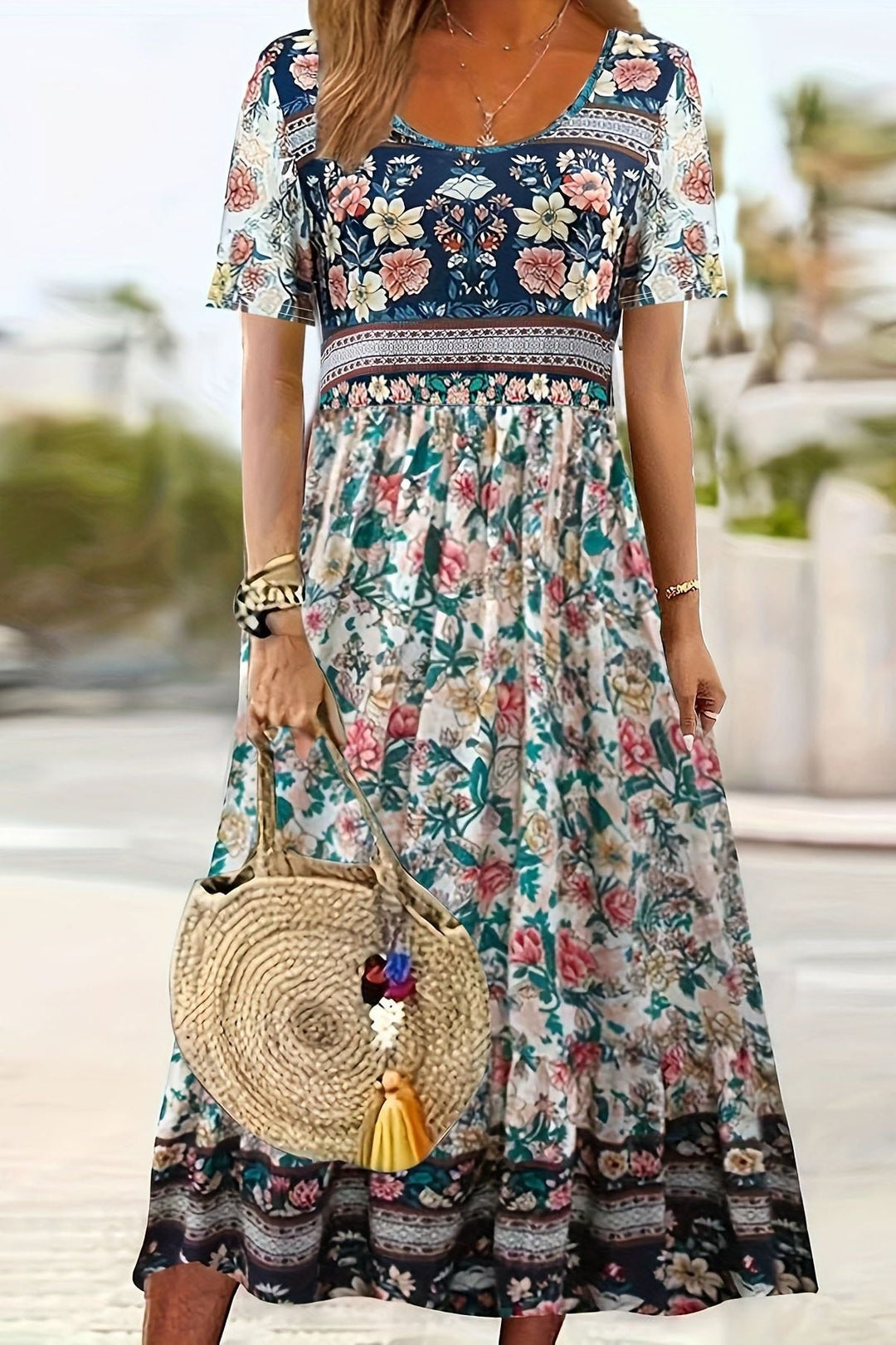 Elegant women's printed midi dress. Versatile knee-length style, perfect for work, casual, or summer occasions.