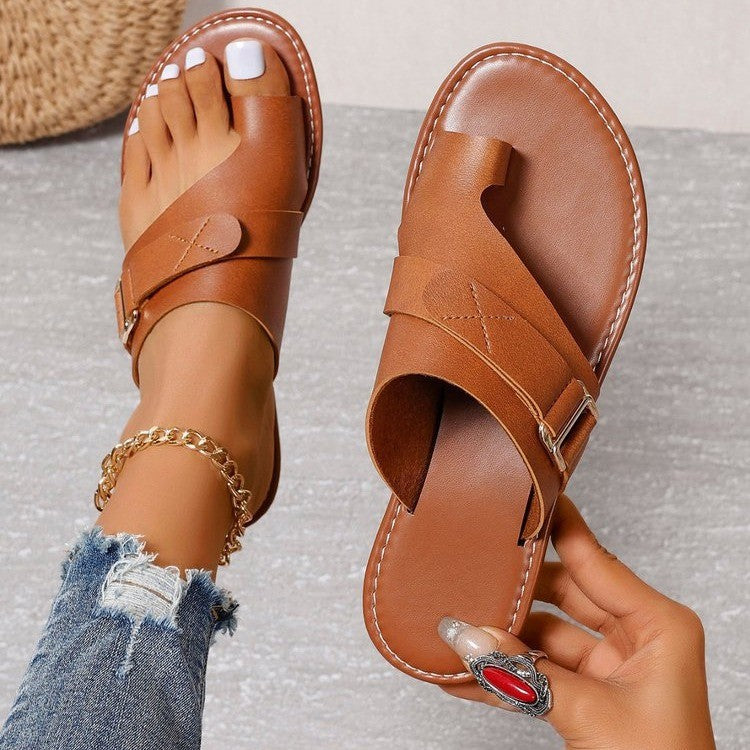 Stylish women's summer buckle sandals. Casual open-toe flat footwear, ideal for beach days & everyday fashion.