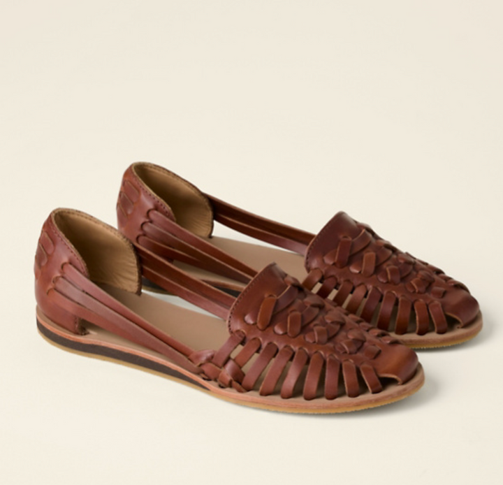 Lightweight women's open-toe flat sandals with easy slip-on design. Comfortable and stylish for summer casual fashion.