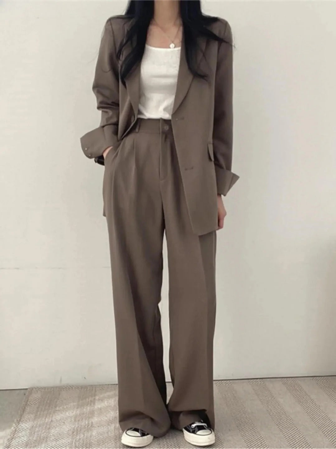 Stylish women's two-piece suit with blazer & trousers, made from comfortable stretch fabric for versatile outfits.
