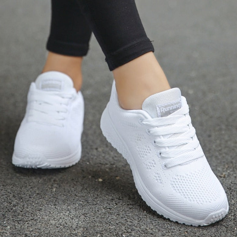Orthopedic women's sneakers, ideal for walking and active lifestyles.