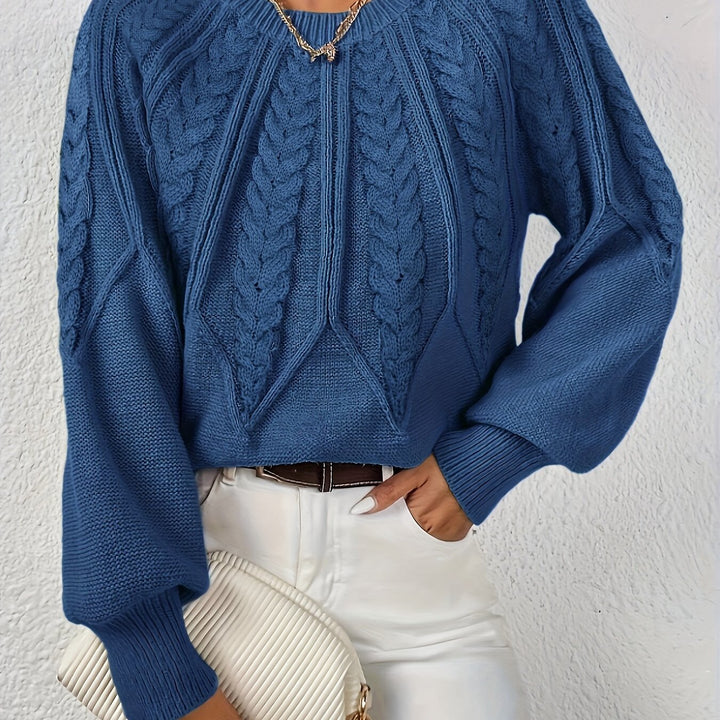 Women's warm cable knit sweater, relaxed fit, a cozy essential for cold weather.