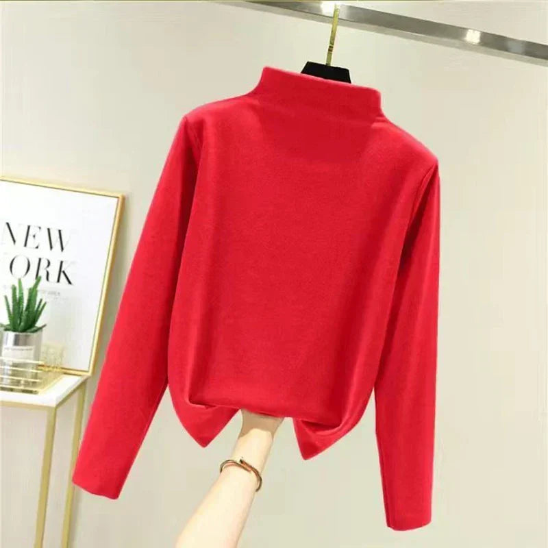 Women's warm Eva fleece loungewear set. Pullover and trousers for a cozy winter outfit.