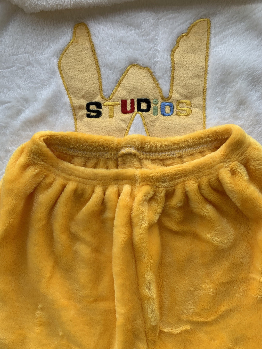 Soft women's embroidered fleece loungewear set, a comfortable and warm two-piece outfit for autumn & winter.