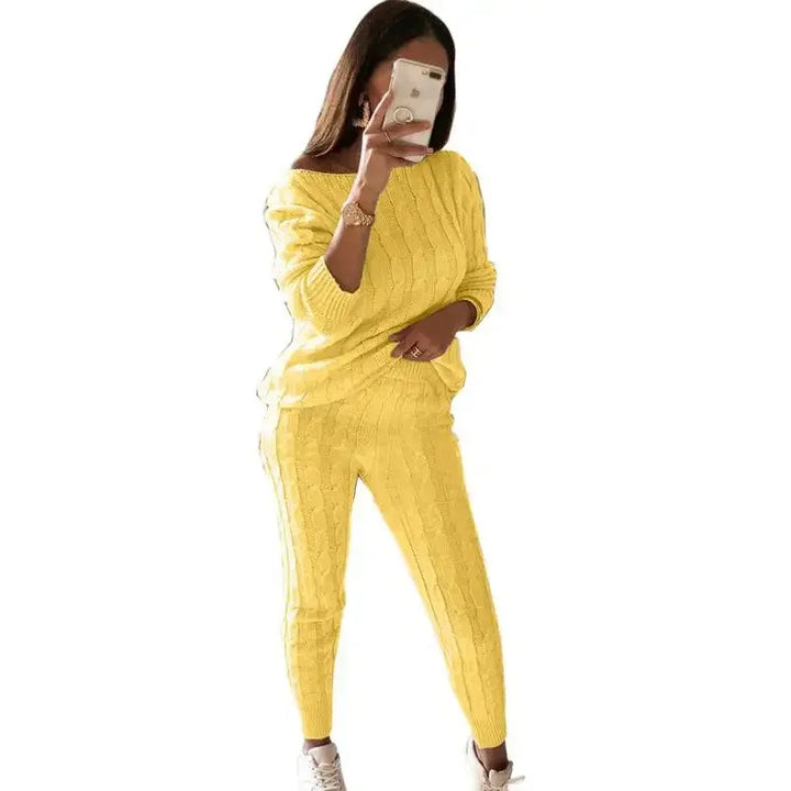 Cozy women's two-piece knit tracksuit. Autumn/winter outfit for ultimate comfort and style.