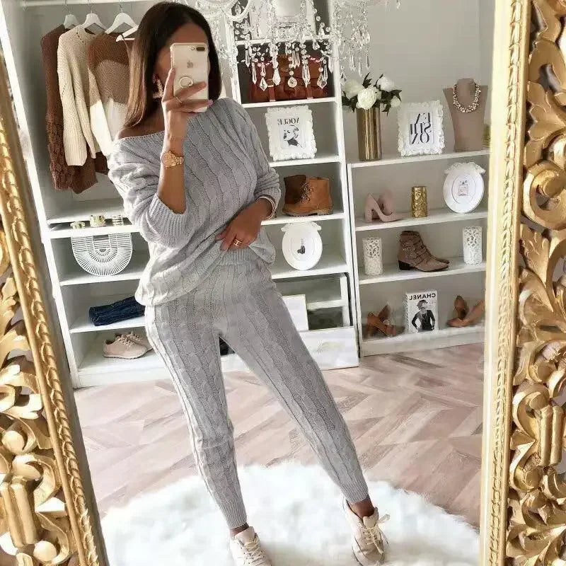 Women's casual knit two-piece tracksuit. Autumn/winter set for comfort and relaxed style.