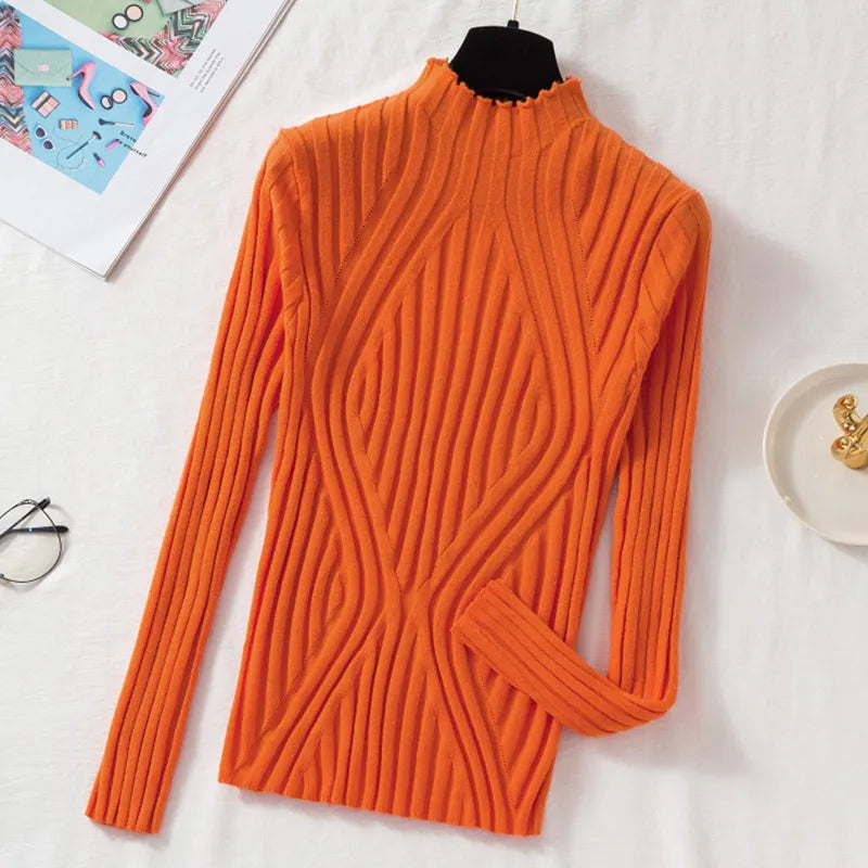 Comfortable women's roll neck sweater, long sleeves, blending autumn style with everyday warmth.