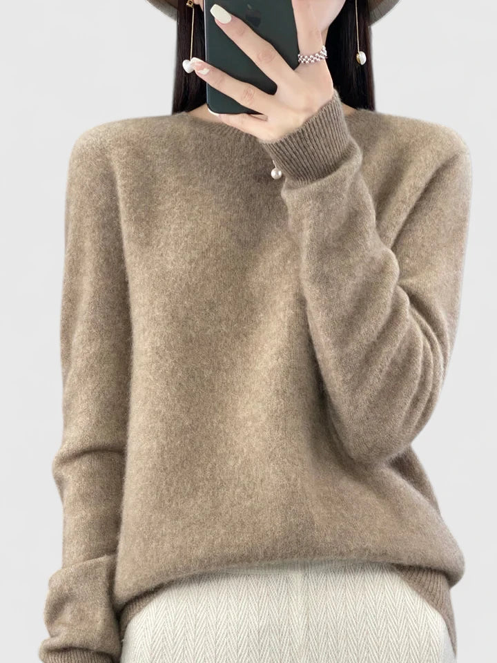 Casual women's cozy round neck long sleeve pullover, perfect for weekend wear.