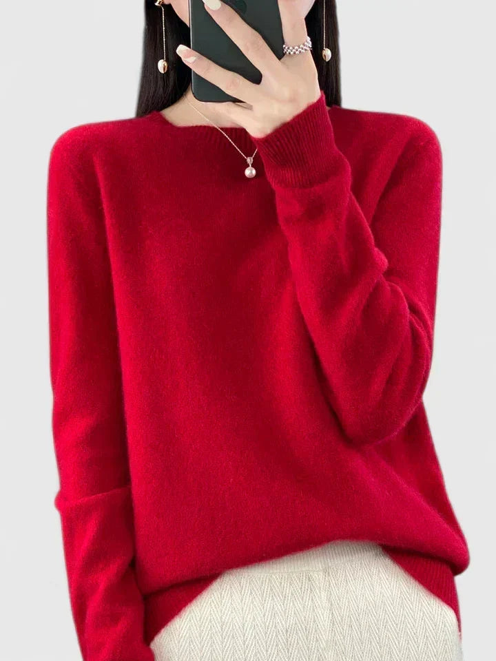 Cozy women's relaxed fit round neck pullover, a must-have for fall fashion.