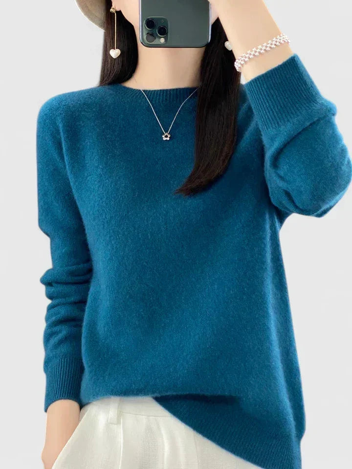 Women's cozy round neck pullover sweater, ideal for a comfortable and stylish look.