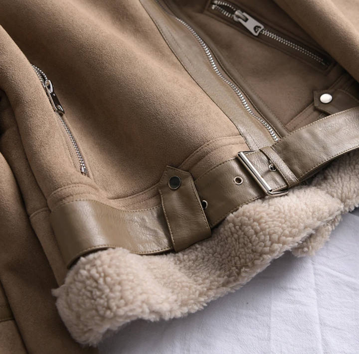 Warm and stylish women's bomber jacket. Cozy sherpa fleece with zip closure, perfect for fall and winter layering.