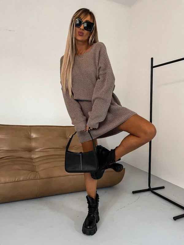 Stylish striped tunic for women, relaxed fit with drop shoulder, autumn winter fashion and comfort.