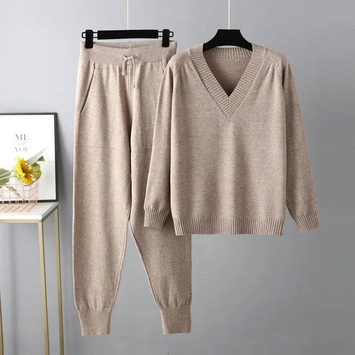 Chic women's two-piece knit set: V-neck sweater and matching trousers. Ideal for casual autumn/winter wear.
