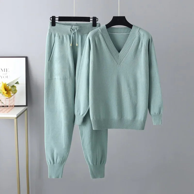 Noelia women's knit set: comfortable V-neck sweater and matching trousers for chic autumn fashion.