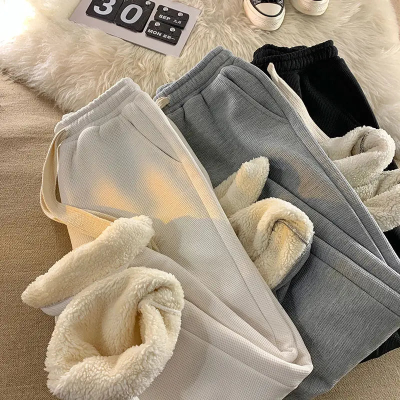 Women's cozy winter lounge pants in a relaxed fit for ultimate comfort and warmth. Perfect for home wear.