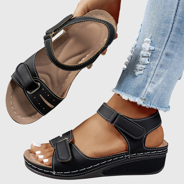 Lightweight walking sandals for women, featuring orthopedic arch support and a stable sole for daily comfort.