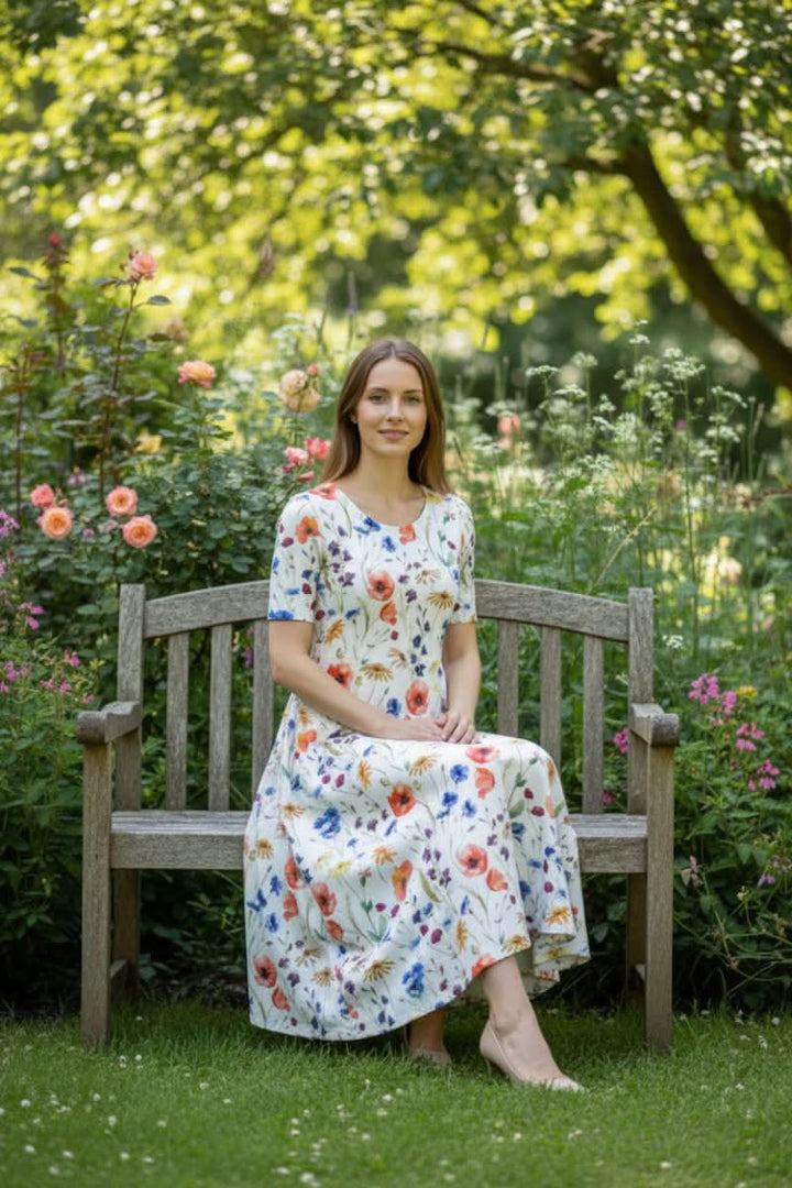Elegant women's floral knee-length casual dress. Versatile everyday summer style, easy slip-on with pockets.