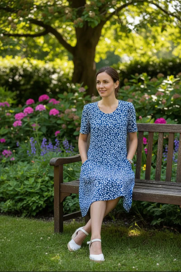 Chic women's knee-length floral summer dress, perfect for effortless everyday style. Features convenient pockets.