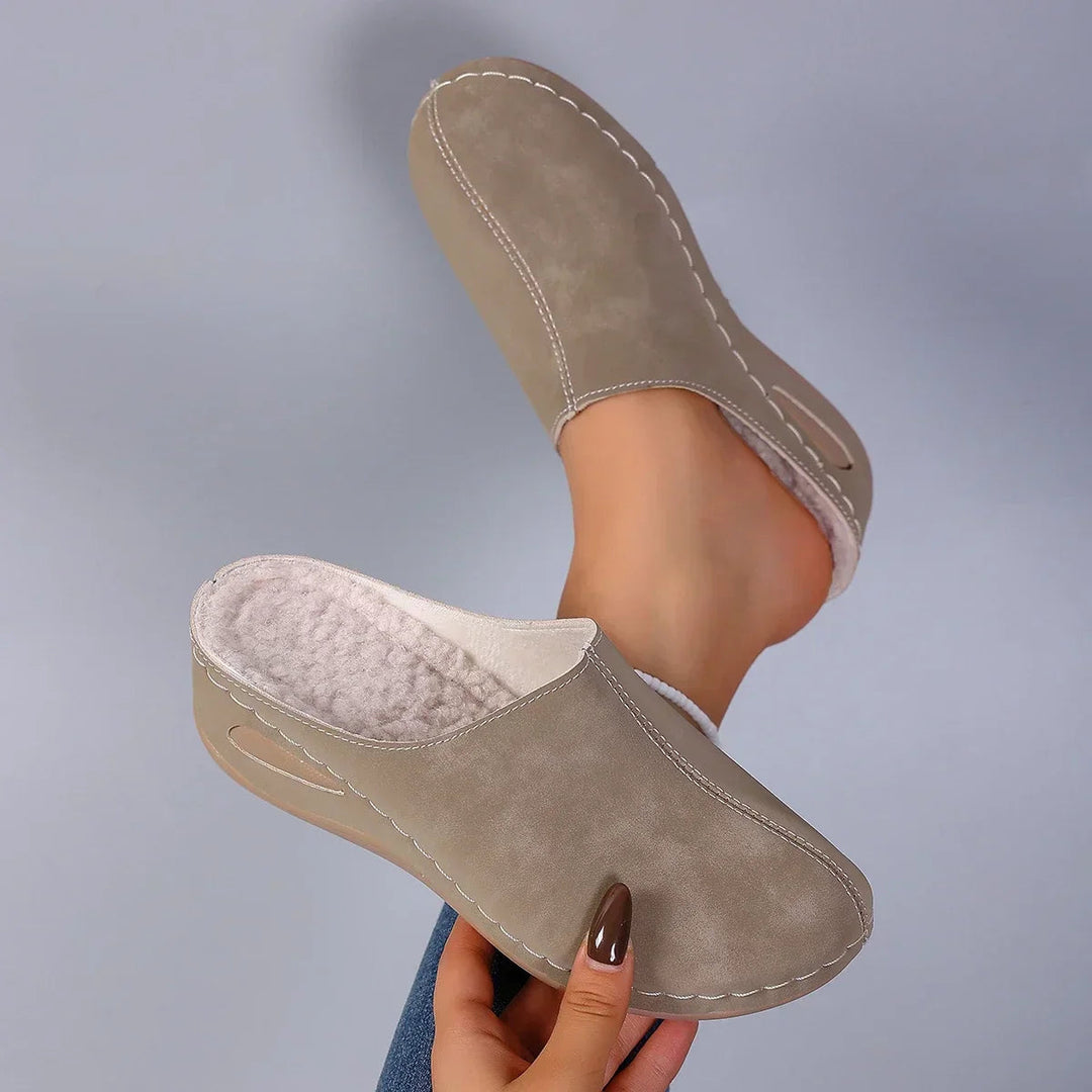 Effortless women's slip-on comfort clogs, lightweight and cushioned for all-day casual wear.