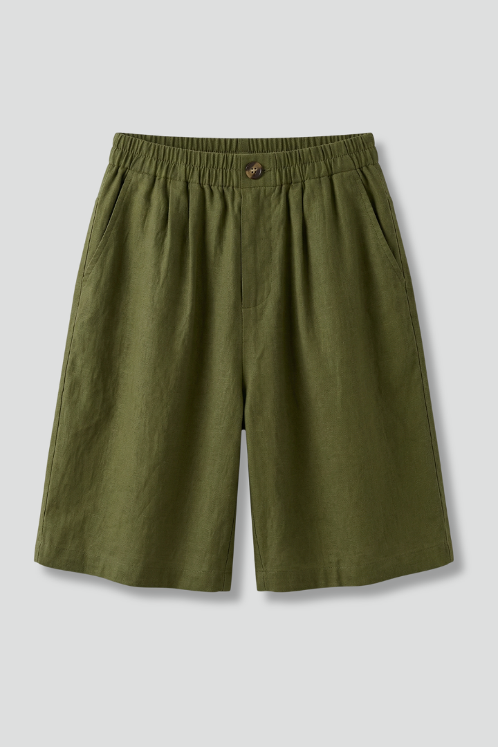 Women's elastic waist shorts with practical side pockets, perfect for summer casual wear.