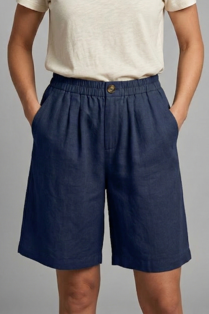 Comfortable ladies' summer shorts, mid-length with elastic waist & practical pockets.