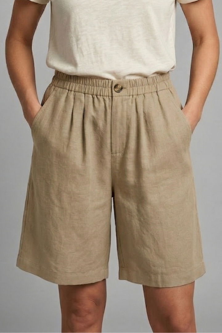 Everyday women's casual shorts: elastic waist, loose fit, and convenient side pockets.