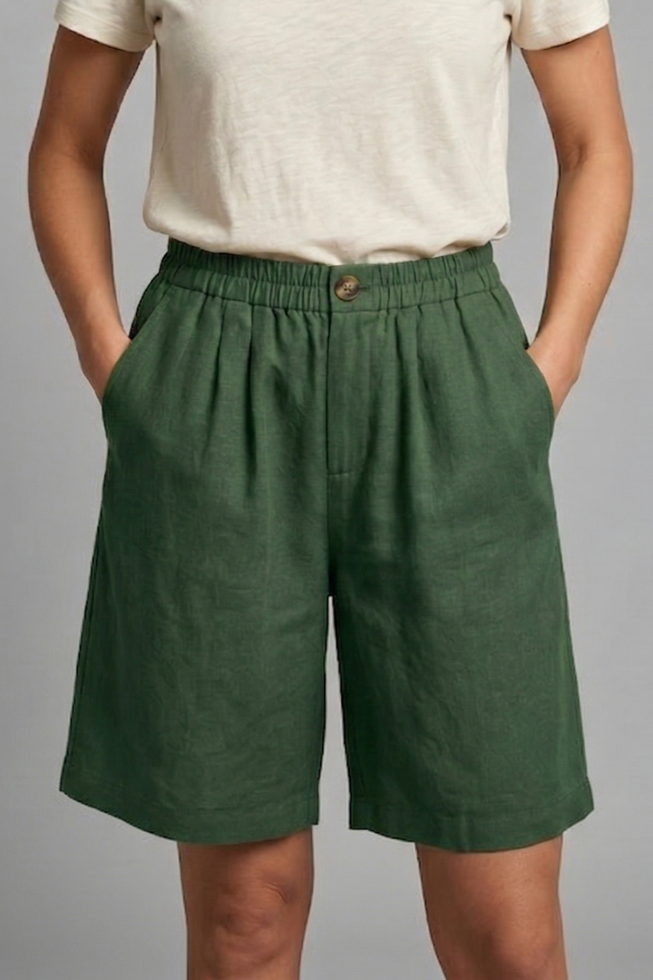 Stylish women's pocket shorts, mid-length elastic waist, perfect for summer comfort.