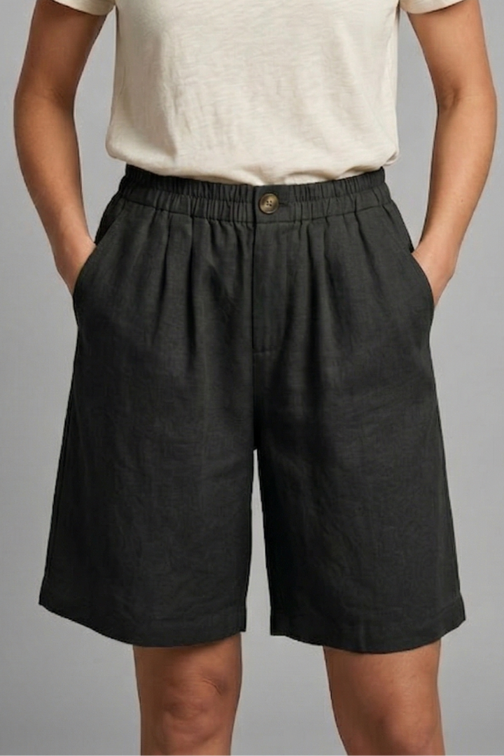Ladies' loose fit shorts, elastic waist with practical side pockets, ideal for summer.