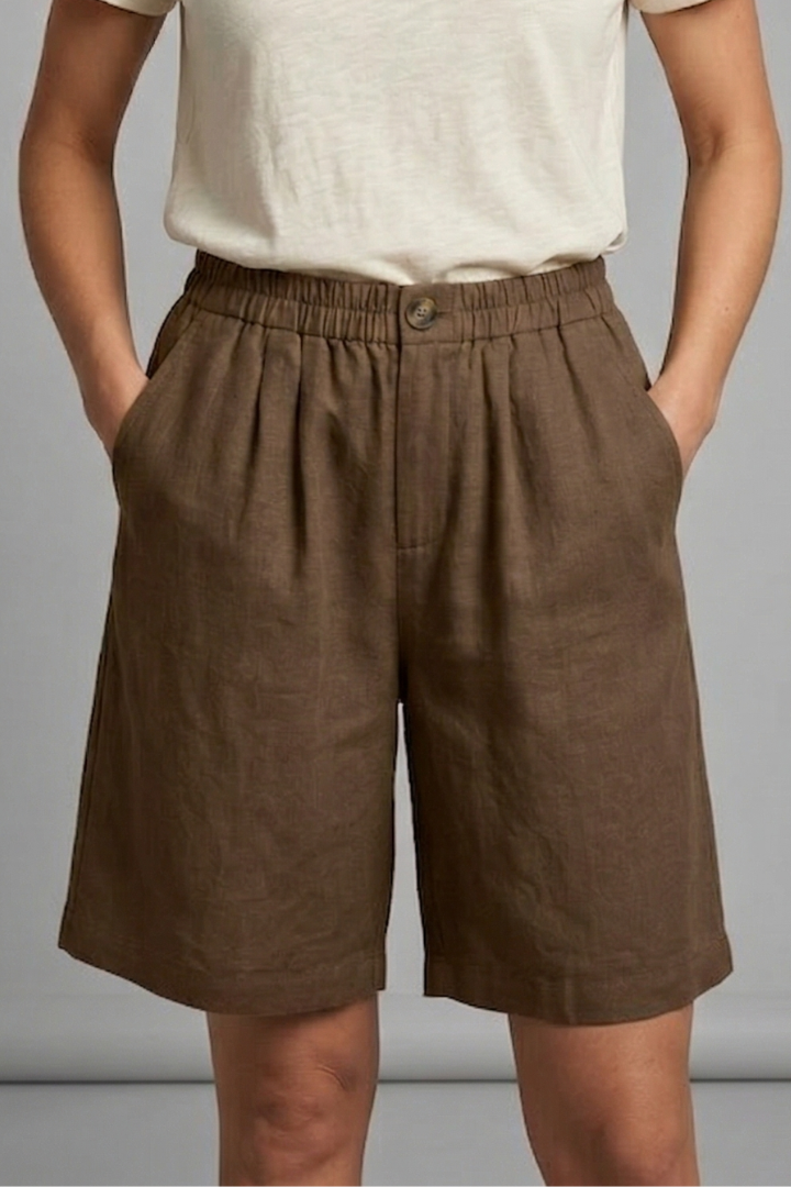 Practical women's casual shorts, elastic waist, mid-length, with convenient side pockets.